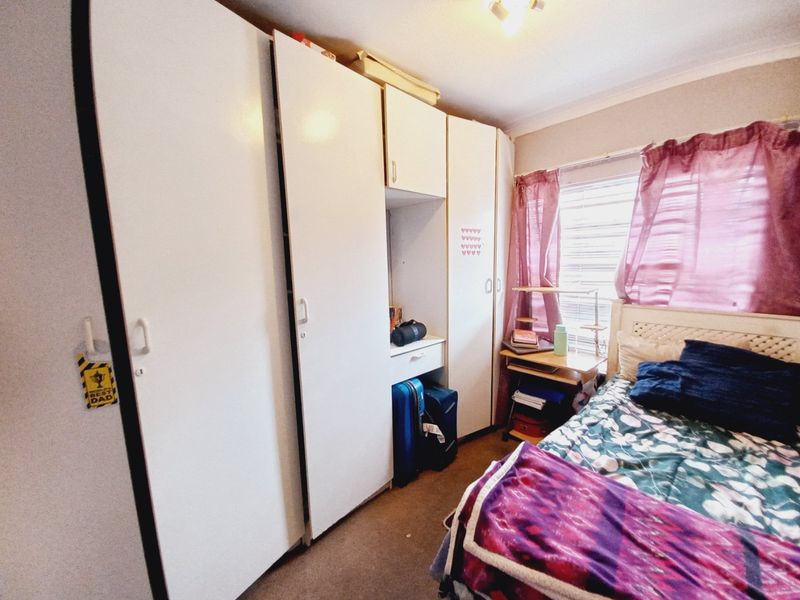 Stylish 2-Bedroom Apartment Offering Scenic Views and Secure Living at Victoria Square - Photo 9