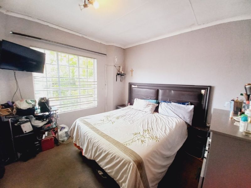 Stylish 2-Bedroom Apartment Offering Scenic Views and Secure Living at Victoria Square - Photo 6