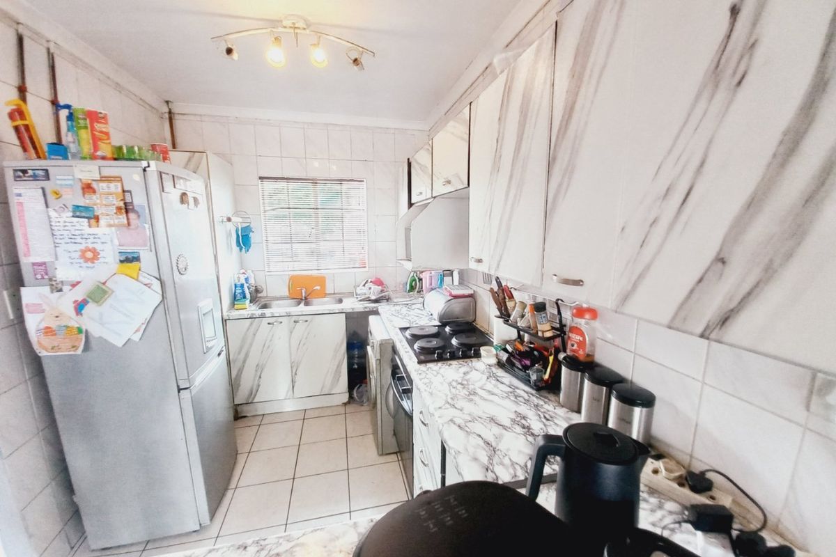 Stylish 2-Bedroom Apartment Offering Scenic Views and Secure Living at Victoria Square - Photo 4