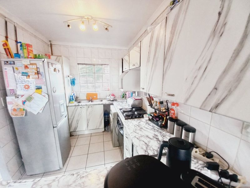 Stylish 2-Bedroom Apartment Offering Scenic Views and Secure Living at Victoria Square - Photo 4