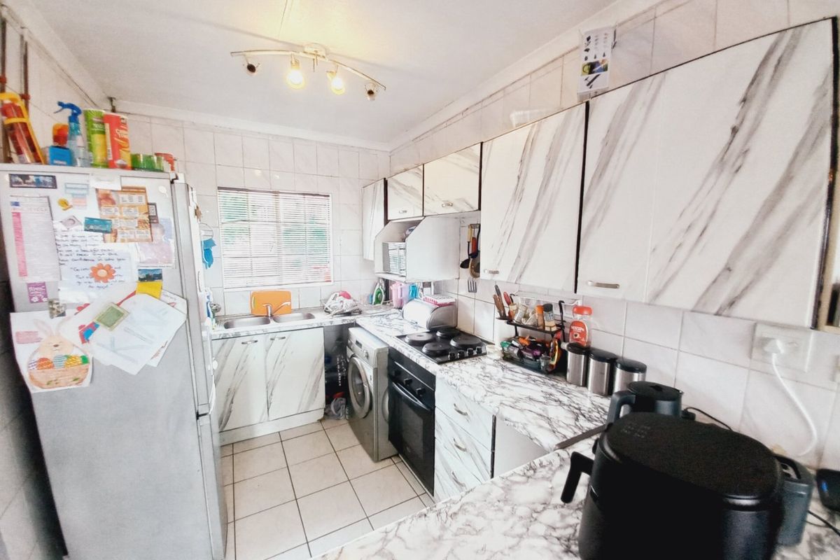 Stylish 2-Bedroom Apartment Offering Scenic Views and Secure Living at Victoria Square - Photo 5