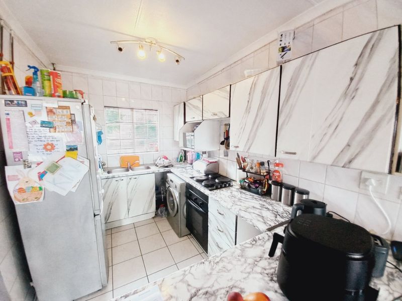 Stylish 2-Bedroom Apartment Offering Scenic Views and Secure Living at Victoria Square - Photo 5