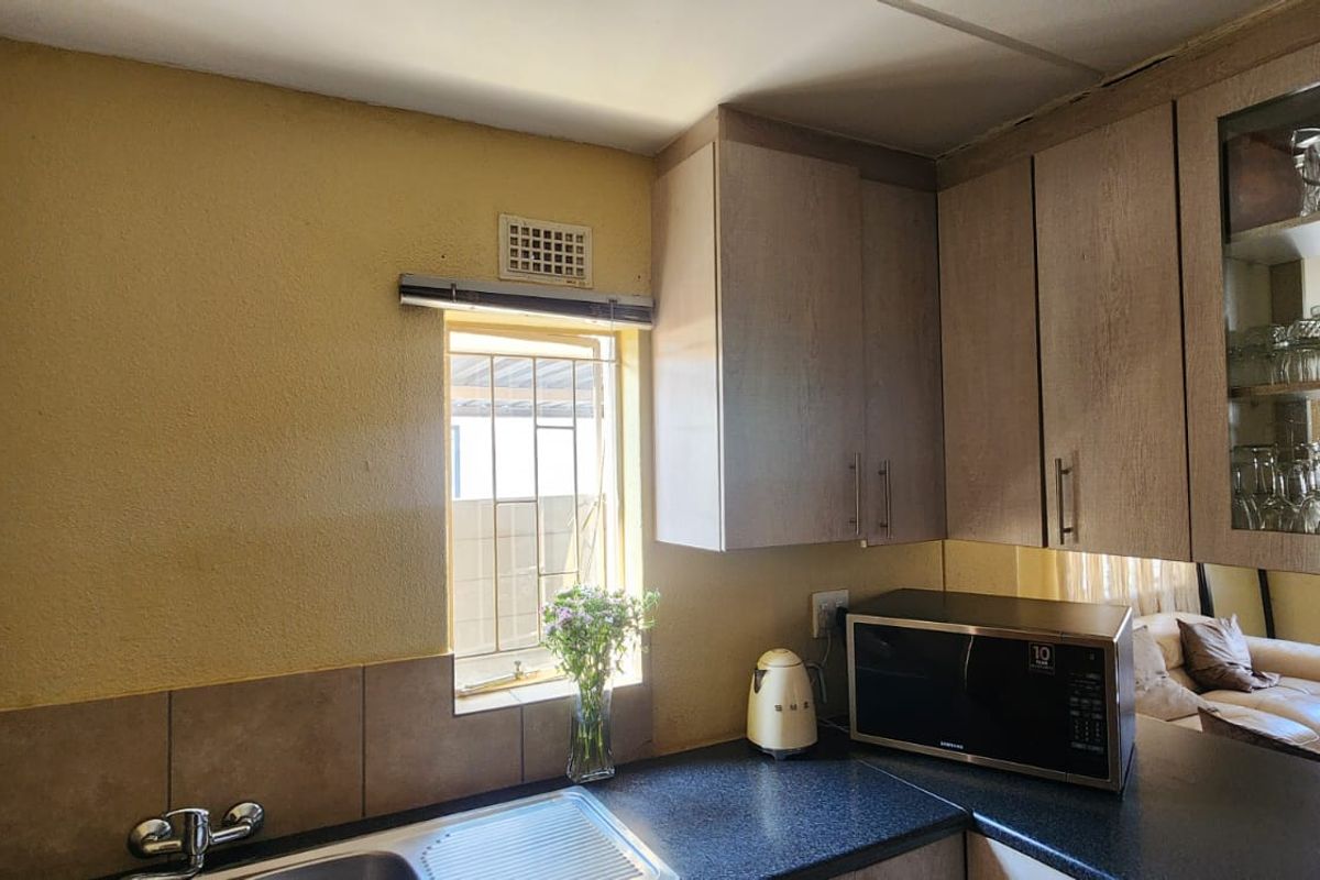 COZY FAMILY HOME UP FOR GRABS - Photo 4