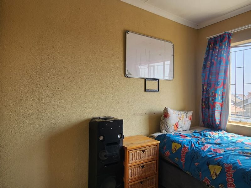 COZY FAMILY HOME UP FOR GRABS - Photo 10