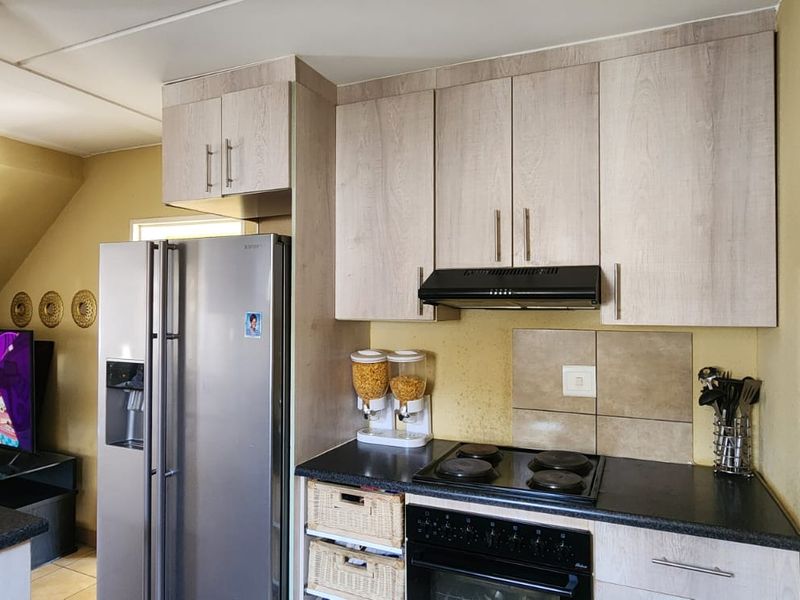 COZY FAMILY HOME UP FOR GRABS - Photo 7