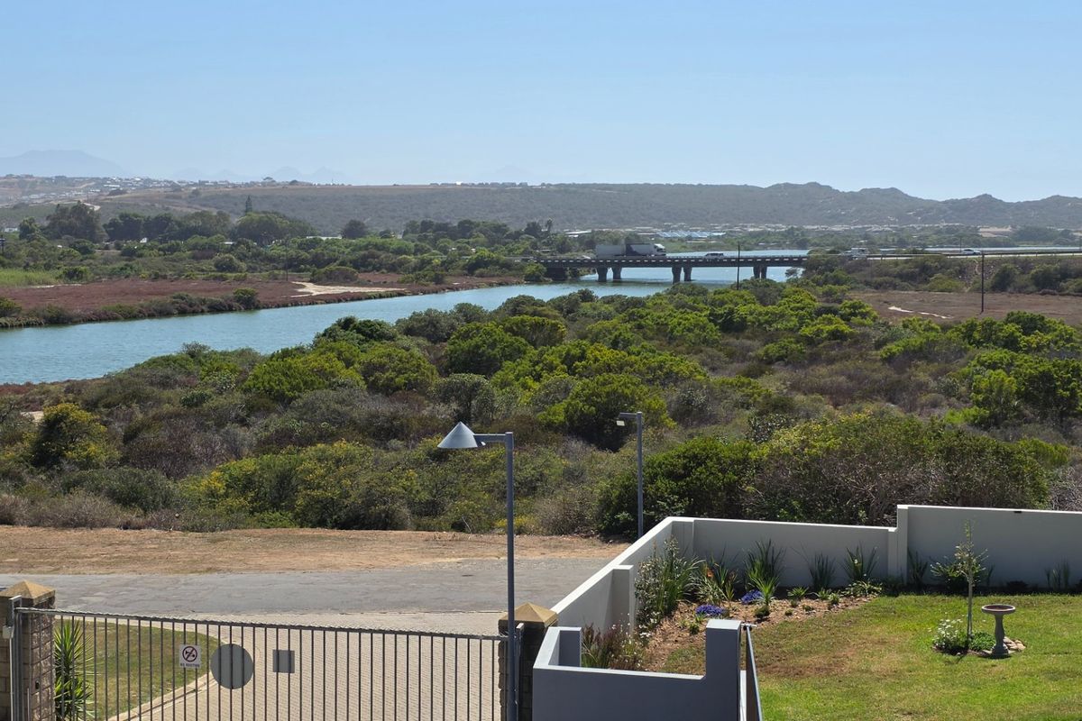 Beautiful Townhouse... Modern Fishes... Next to the Hartenbos River... River Views !!!  - Photo 3