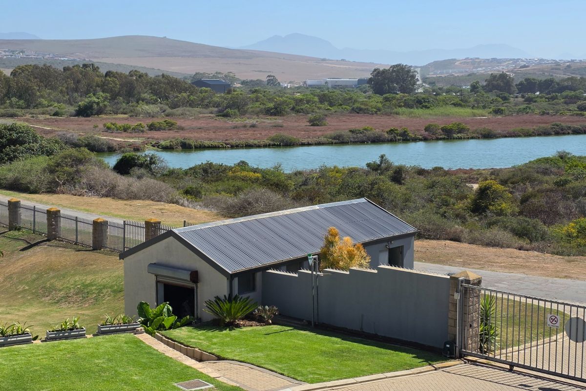 Beautiful Townhouse... Modern Fishes... Next to the Hartenbos River... River Views !!!  - Photo 2