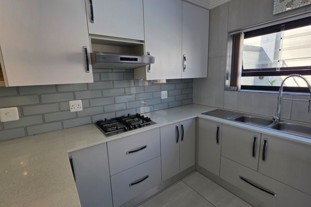 Beautiful Townhouse... Modern Fishes... Next to the Hartenbos River... River Views !!!  - Photo 5