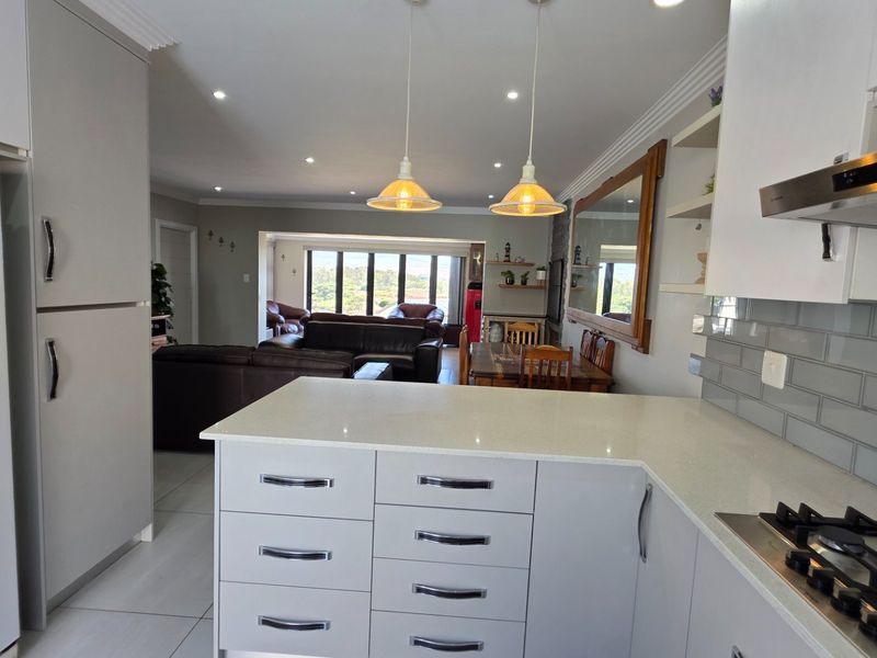 Beautiful Townhouse... Modern Fishes... Next to the Hartenbos River... River Views !!!  - Photo 8