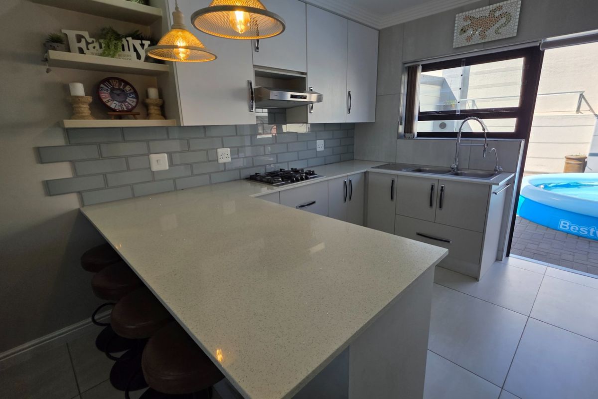 Beautiful Townhouse... Modern Fishes... Next to the Hartenbos River... River Views !!!  - Photo 4