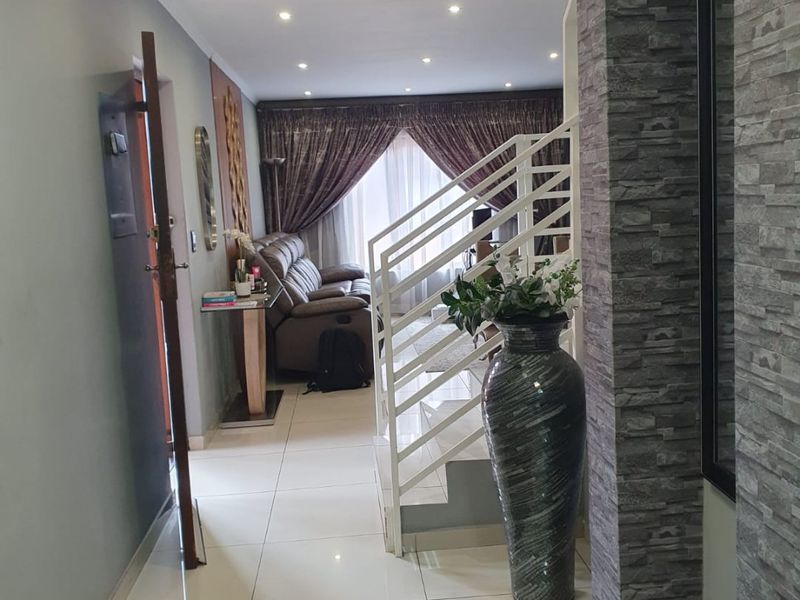 Stunning 3 bedroom apartment in Moltrasio - Edenvale - Photo 6