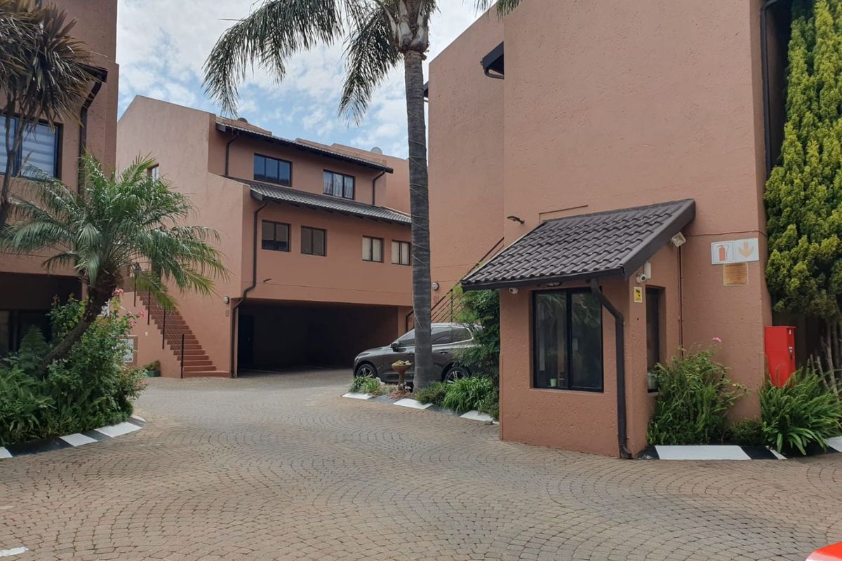 Stunning 3 bedroom apartment in Moltrasio - Edenvale - Photo 2