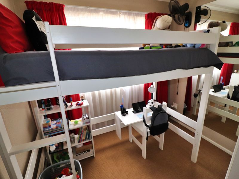 Secure Family Home in a Boomed-Off Area – Ideal for Modern Living - Photo 9