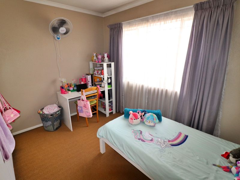 Secure Family Home in a Boomed-Off Area – Ideal for Modern Living - Photo 8