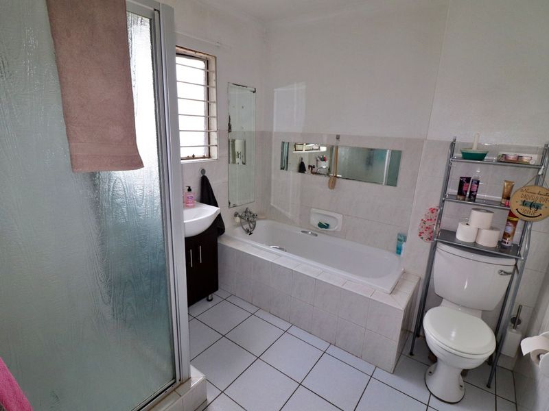 Secure Family Home in a Boomed-Off Area – Ideal for Modern Living - Photo 6