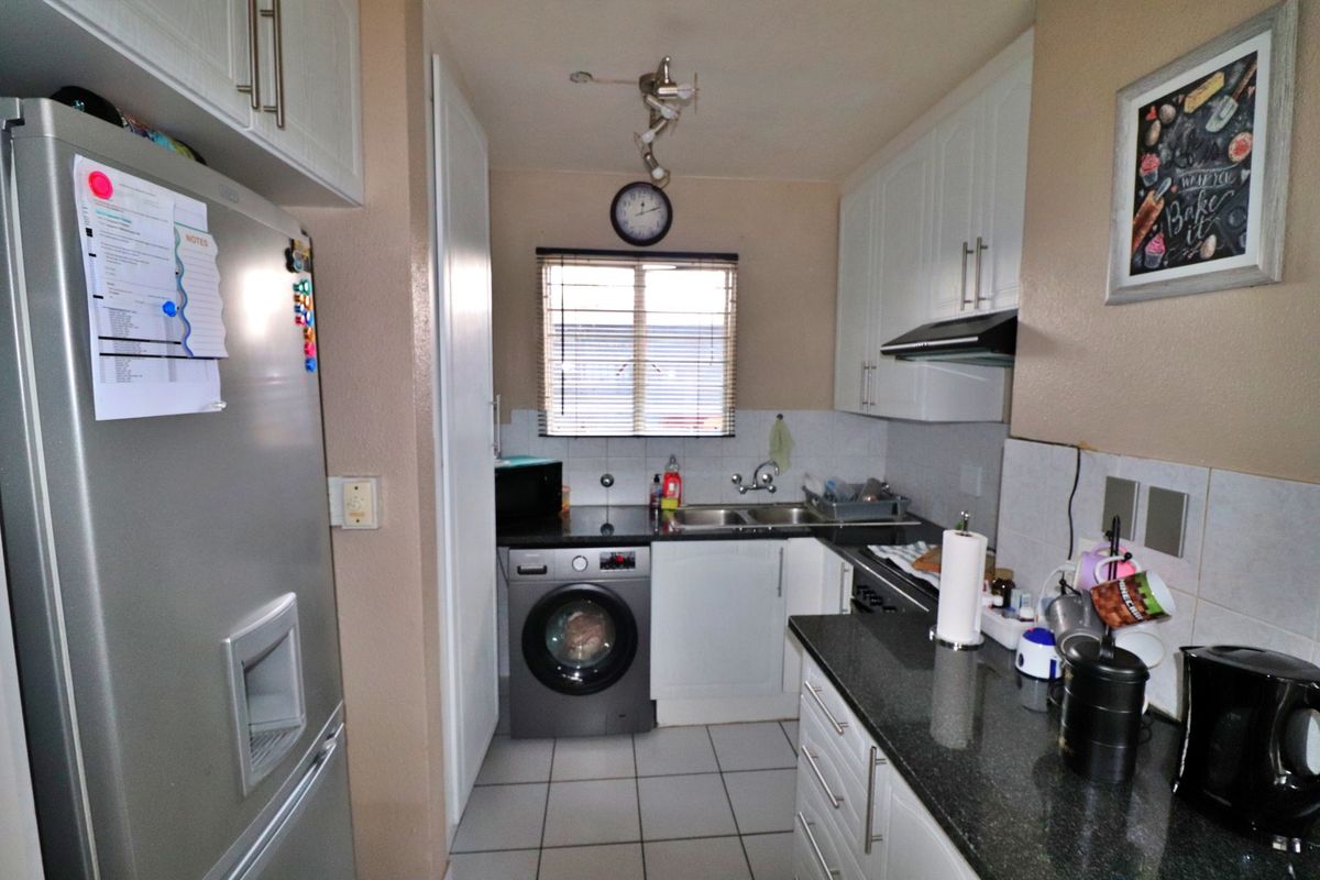 Secure Family Home in a Boomed-Off Area – Ideal for Modern Living - Photo 4