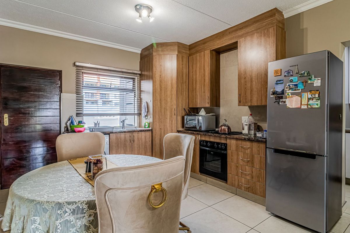 Renovated 1st floor Apartment For Sale in Waterstone Park - Photo 2