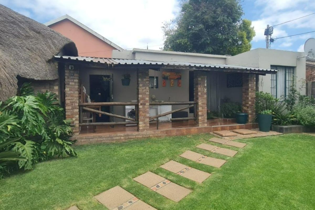 Spacious Home with a Separate Flatlet - Photo 5