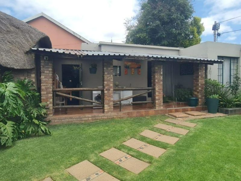 Spacious Home with a Separate Flatlet - Photo 5