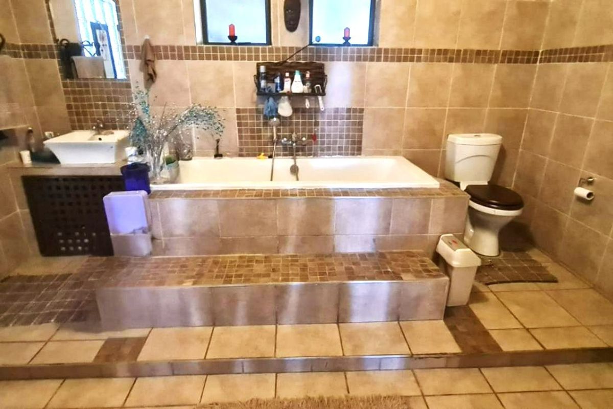 Spacious Home with a Separate Flatlet - Photo 4