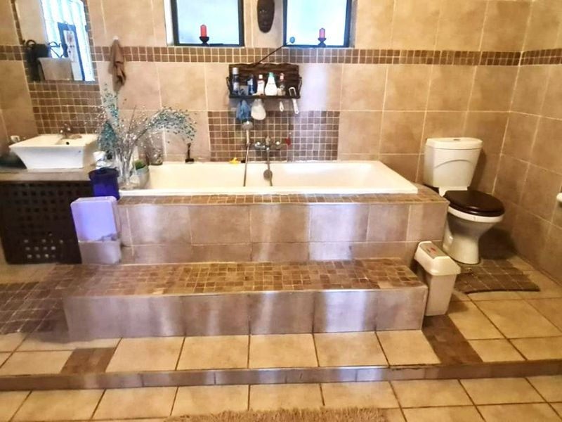 Spacious Home with a Separate Flatlet - Photo 4