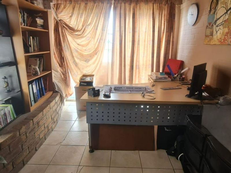 Spacious Home with a Separate Flatlet - Photo 10