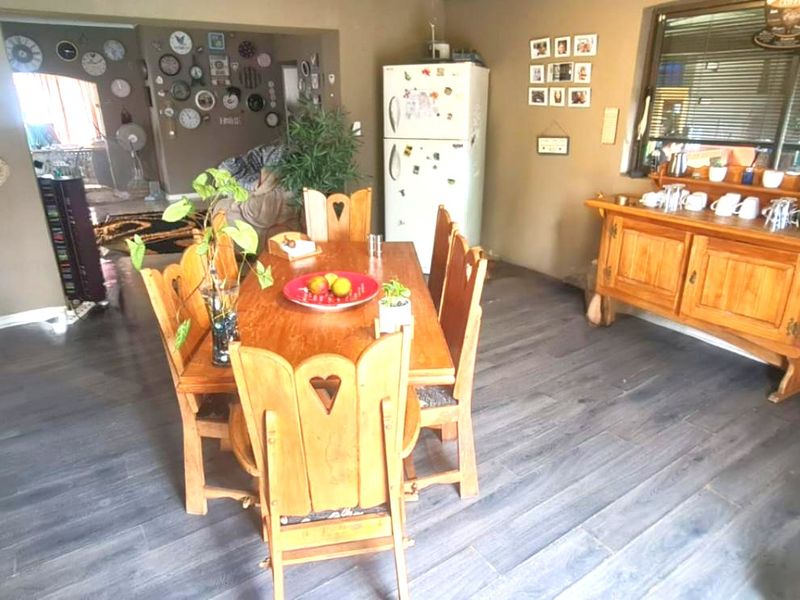 Spacious Home with a Separate Flatlet - Photo 9