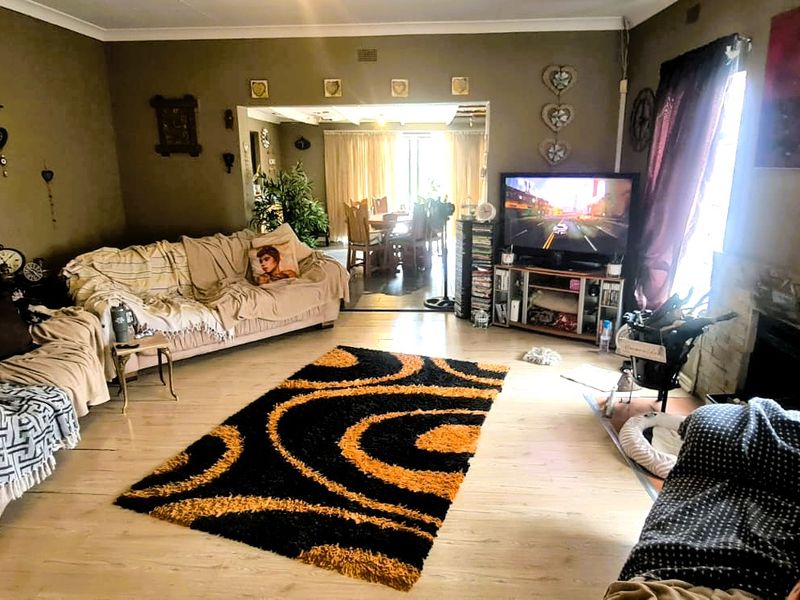 Spacious Home with a Separate Flatlet - Photo 8