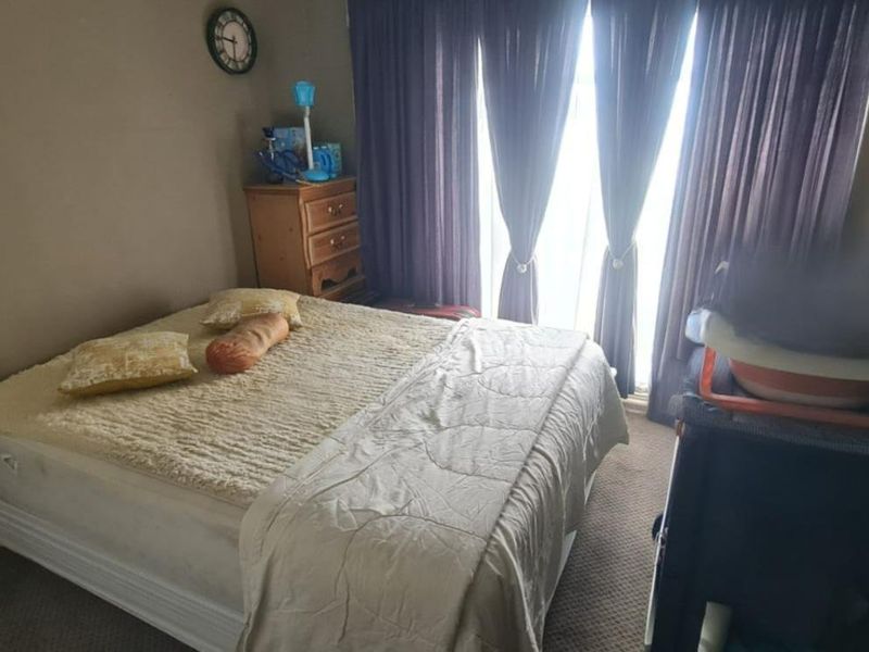 Spacious Home with a Separate Flatlet - Photo 7