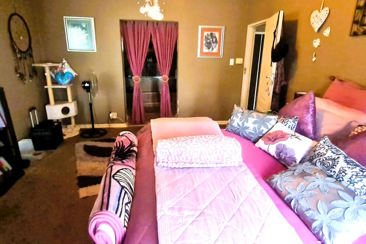 Spacious Home with a Separate Flatlet - Photo 3