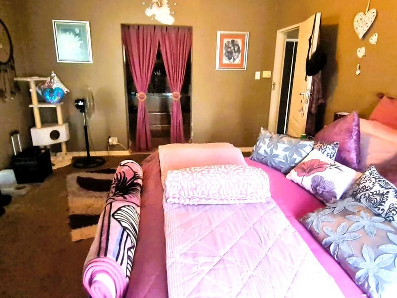 Spacious Home with a Separate Flatlet - Photo 3