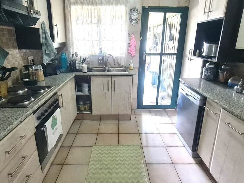 Spacious Home with a Separate Flatlet - Photo 2