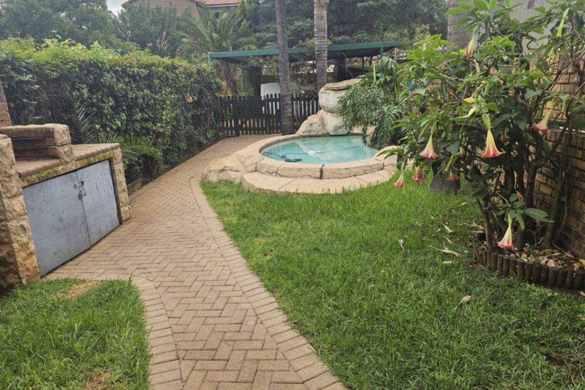 Charming 3-Bedroom Cluster with Private Pool & Pet-Friendly Living - Photo 2