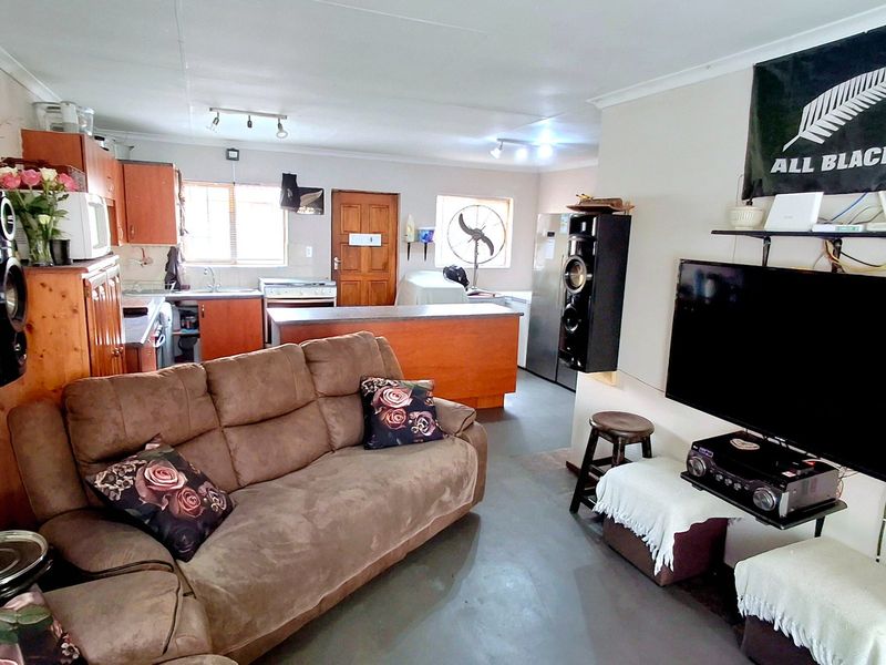 3-Bedroom, 2-Bathroom Townhouse Located in a Popular Security Complex in Vaalpark - Photo 2