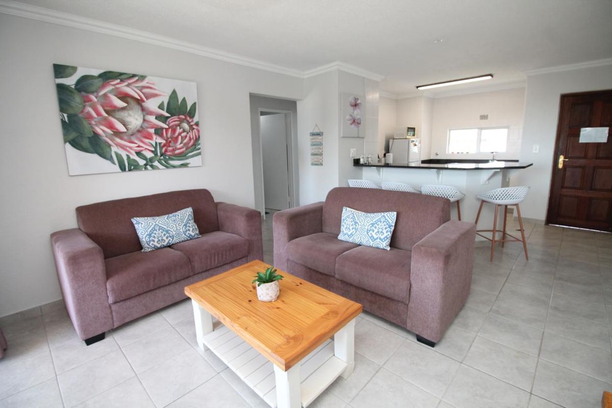 Top-Floor Apartment with Sea Views – Uvongo Main Beach  - Photo 4