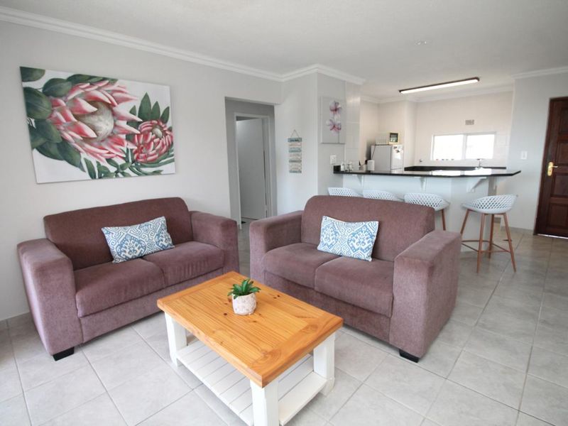 Top-Floor Apartment with Sea Views – Uvongo Main Beach  - Photo 4