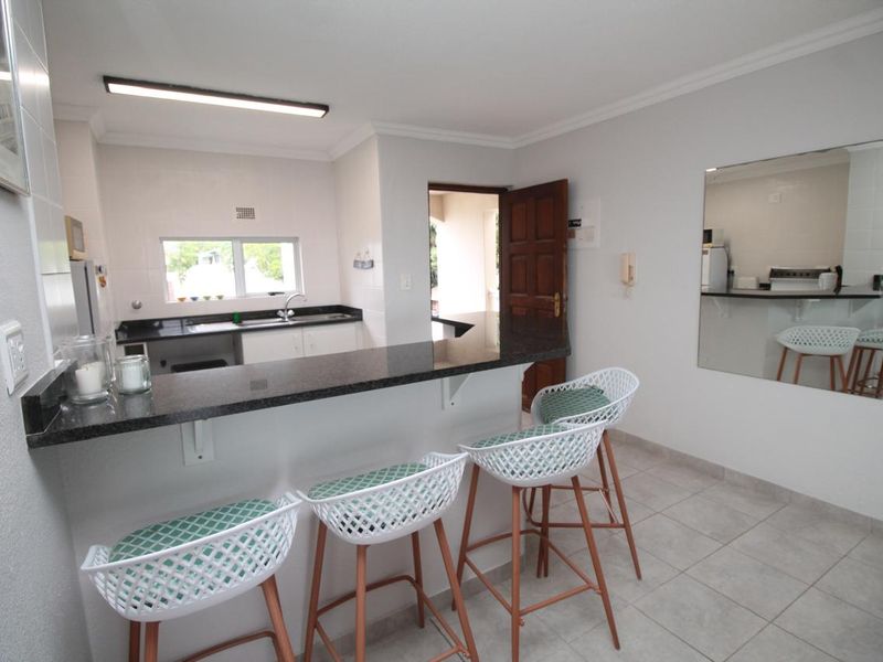 Top-Floor Apartment with Sea Views – Uvongo Main Beach  - Photo 7