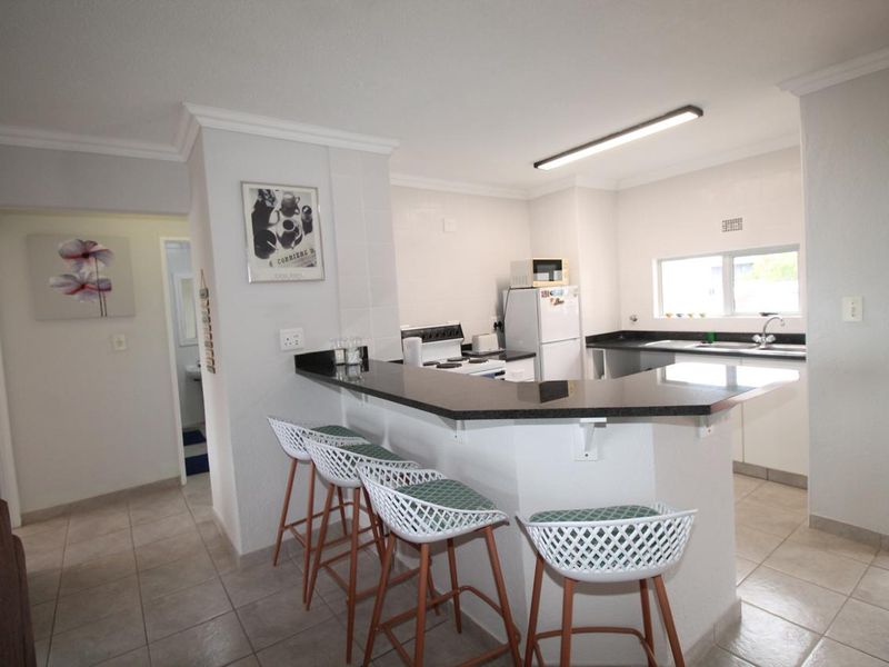 Top-Floor Apartment with Sea Views – Uvongo Main Beach  - Photo 9