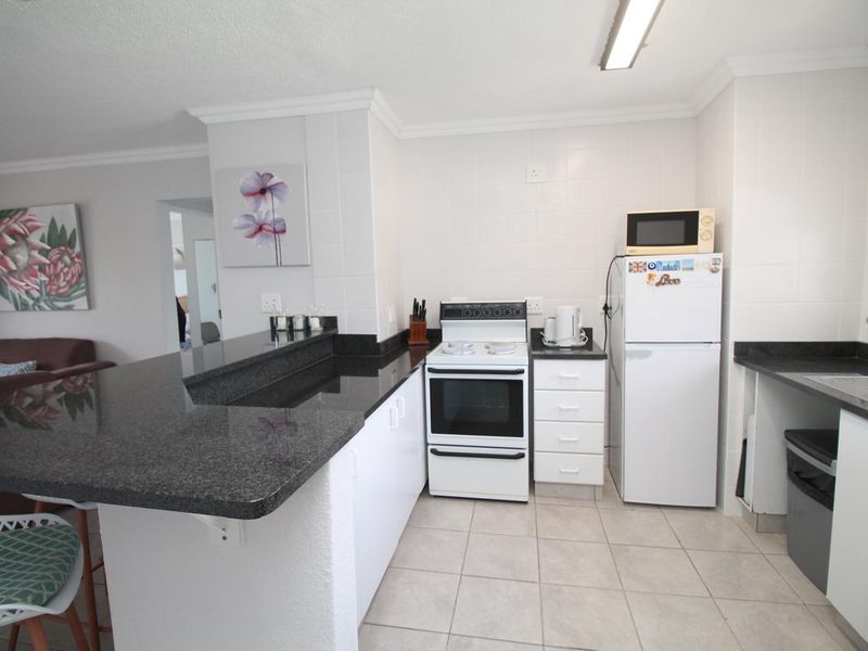 Top-Floor Apartment with Sea Views – Uvongo Main Beach  - Photo 8