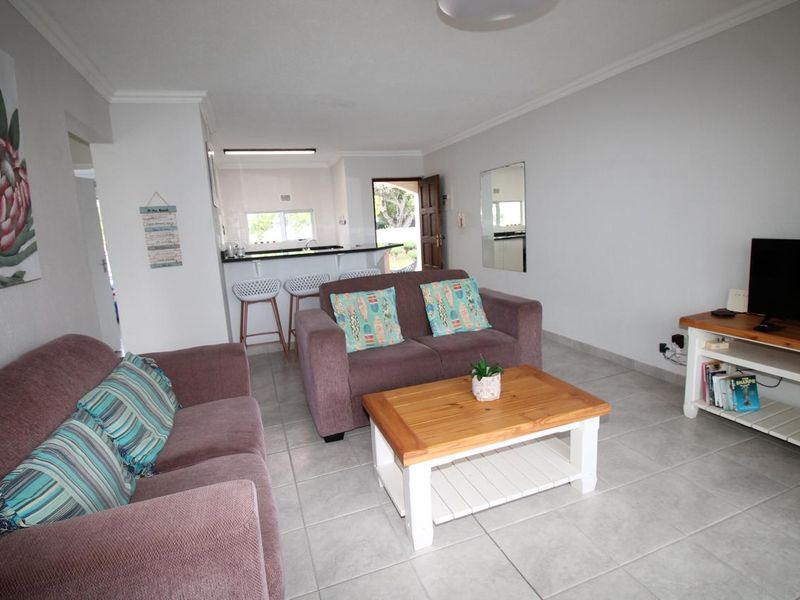 Top-Floor Apartment with Sea Views – Uvongo Main Beach  - Photo 5