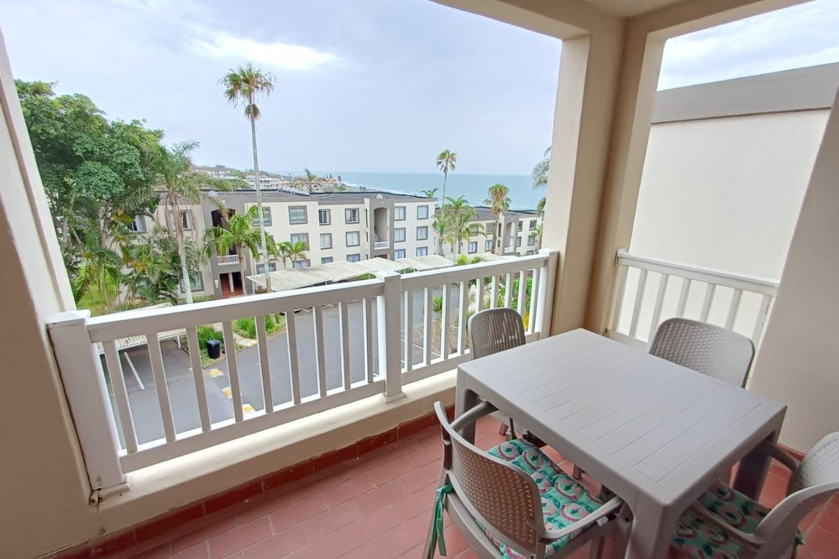 Top-Floor Apartment with Sea Views – Uvongo Main Beach  - Photo 2