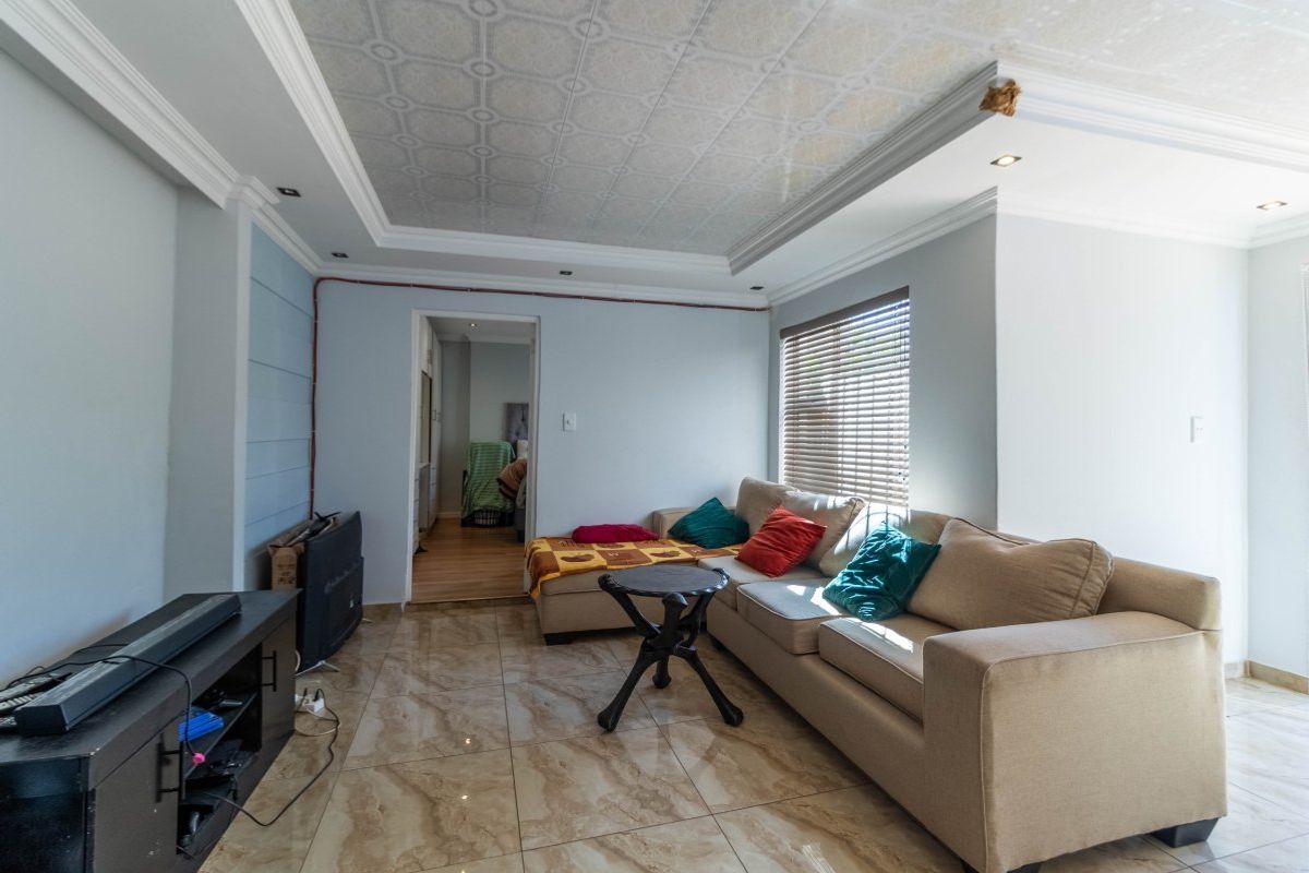 3 Bedroom House For Sale in Kensington - Photo 5