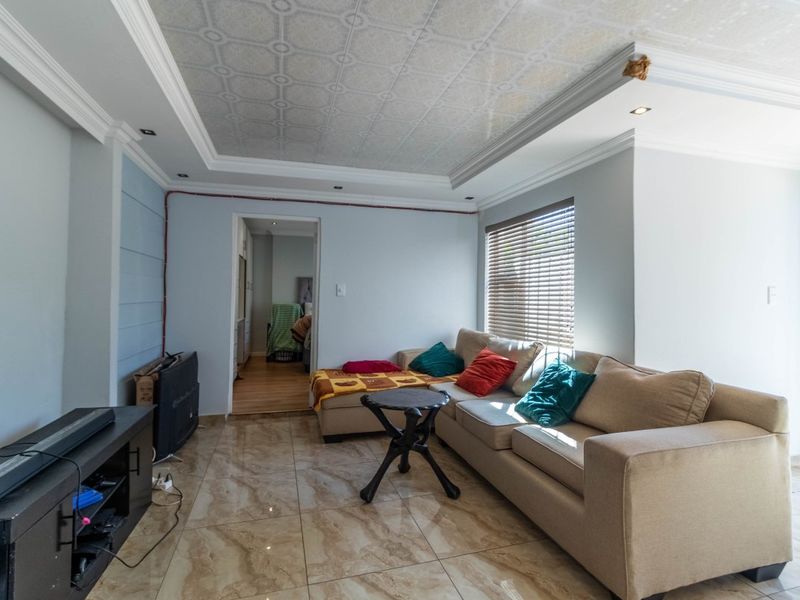 3 Bedroom House For Sale in Kensington - Photo 5