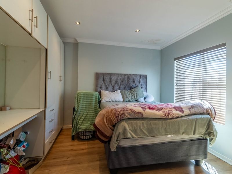 3 Bedroom House For Sale in Kensington - Photo 9