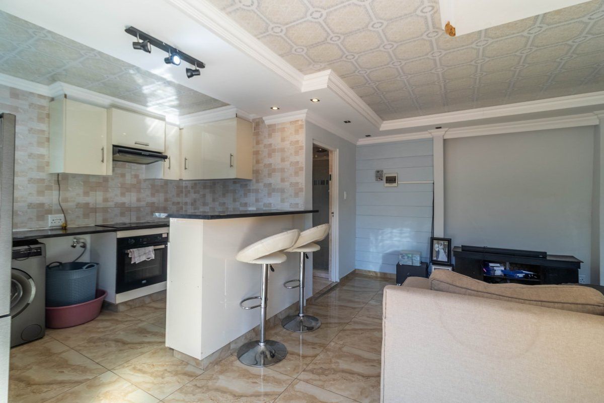 3 Bedroom House For Sale in Kensington - Photo 2