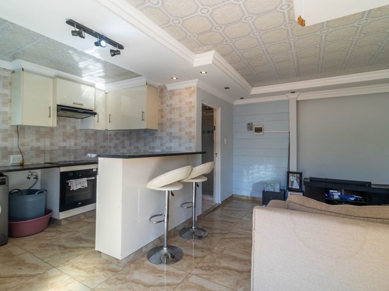 3 Bedroom House For Sale in Kensington - Photo 2