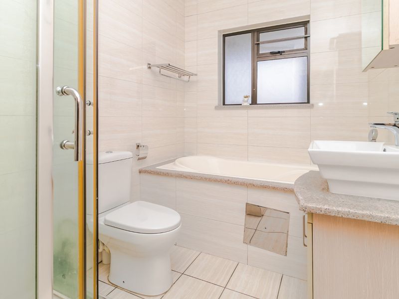 Modern Ground Floor 1 Bedroom Apartment with full bathrooms setup. - Photo 9