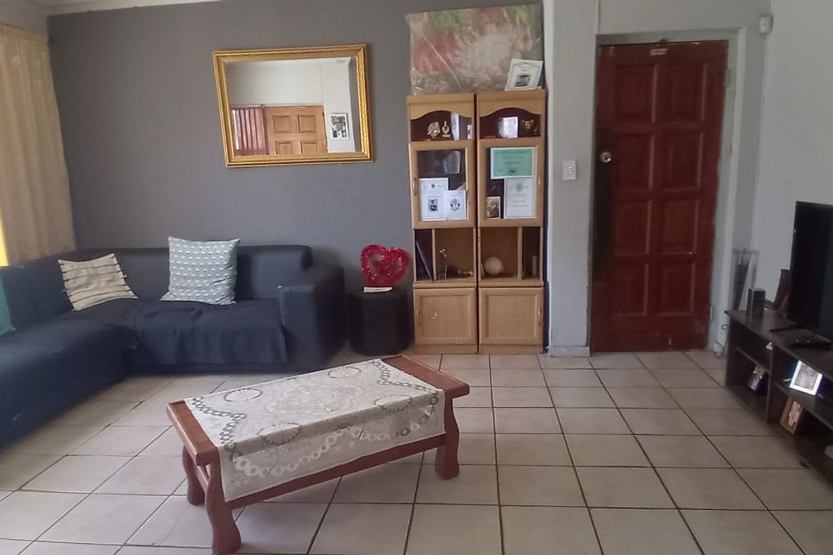 Family home with two bedroom flat  - Photo 4