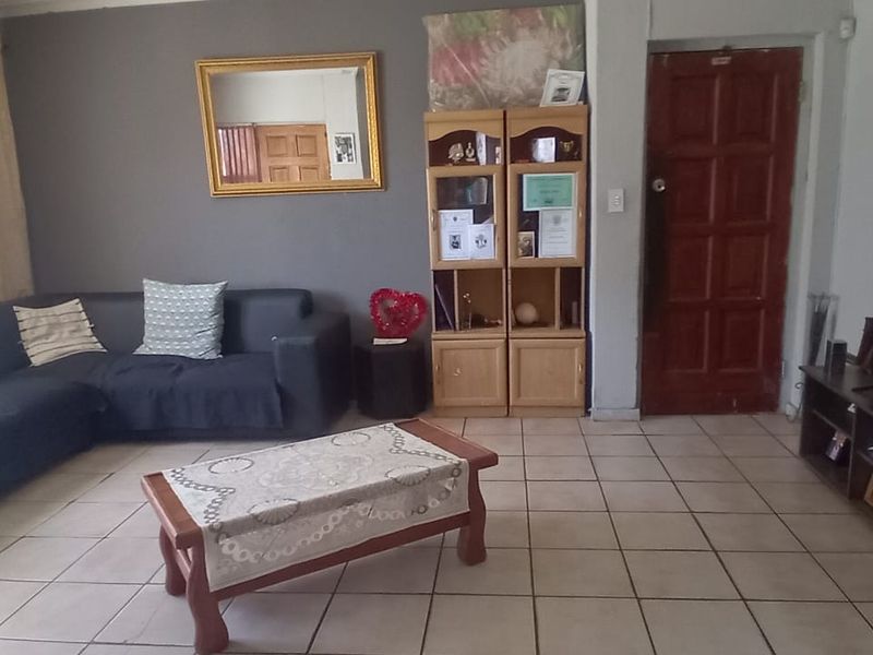 Family home with two bedroom flat  - Photo 4