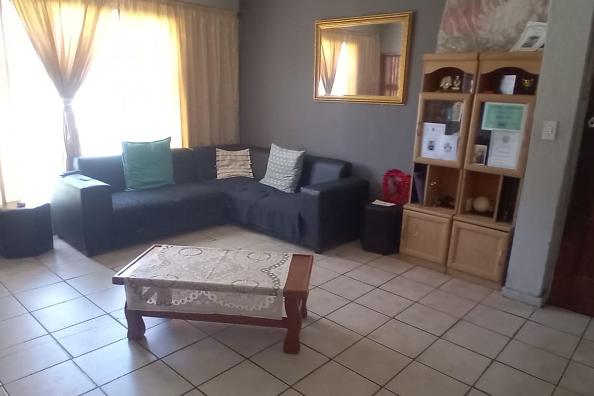 Family home with two bedroom flat  - Photo 3